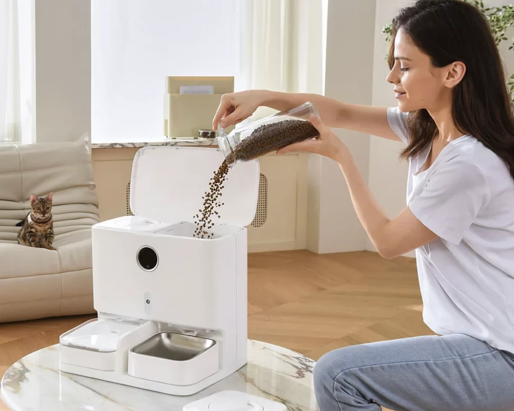 automatic feeder with camera